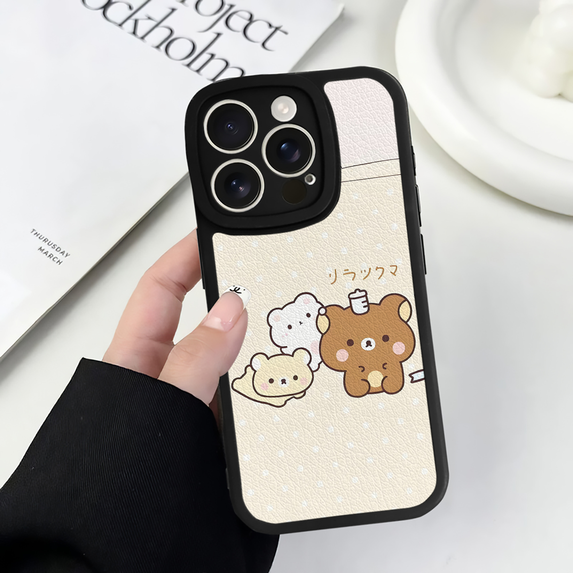 （画像用） リラックマ リラックマ キイロイトリ Rilakkuma Korilakkuma Kiiroitori 【iPhone 16シリーズ対応】シリコンスマホケース（レザー調） 材質：シリコン